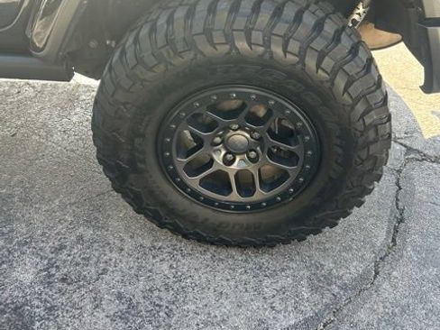 Used 2020 Jeep Wrangler Unlimited Sahara AWD/4WD image 32