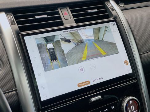Used 2023 Land Rover Discovery S R-Dynamic image 9