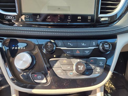 Used 2024 Chrysler Pacifica Limited image 18