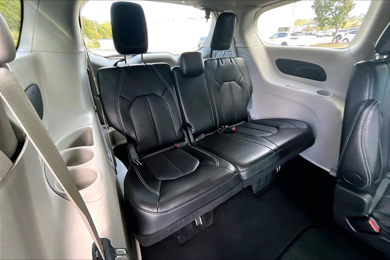 Used 2024 Chrysler Pacifica Touring-L FWD image 22