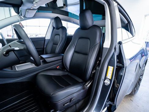 Used 2022 Tesla Model Y Long Range image 37