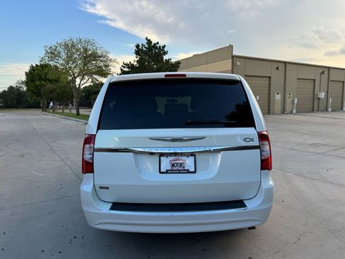 Used 2013 Chrysler Town & Country Touring FWD image 3