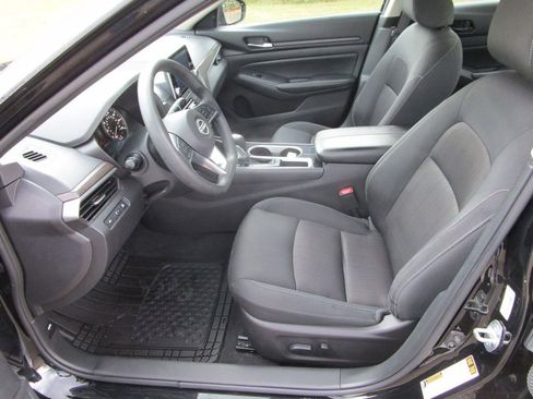 Used 2024 Nissan Altima 2.5 SV image 17