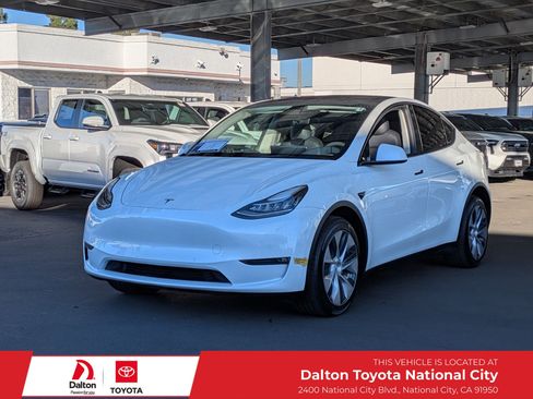 Used 2022 Tesla Model Y Long Range image 1