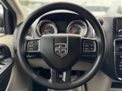 Used 2019 Dodge Grand Caravan SE w/ UConnect Hands-Free Group image 16