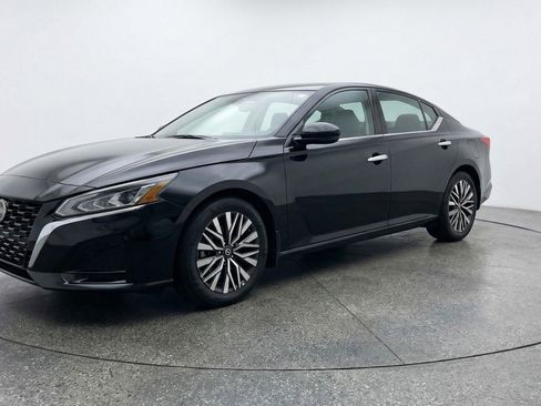 Used 2025 Nissan Altima 2.5 SV image 3