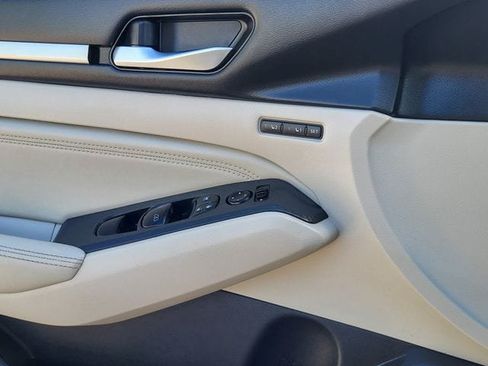 Used 2019 Nissan Altima 2.5 Platinum FWD image 12
