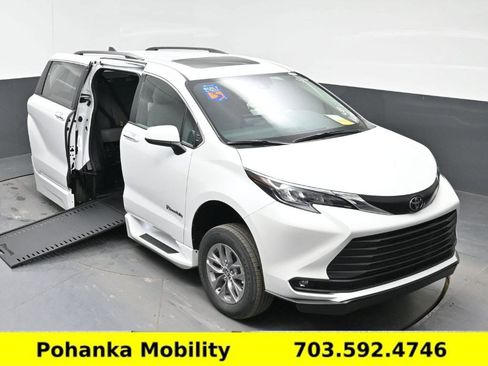 Used 2026 Toyota Sienna XLE FWD image 12