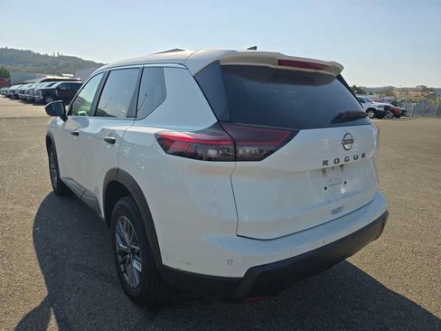Used 2024 Nissan Rogue S FWD image 9