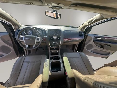Used 2014 Chrysler Town & Country Touring-L w/ Driver Convenience Group FWD image 9