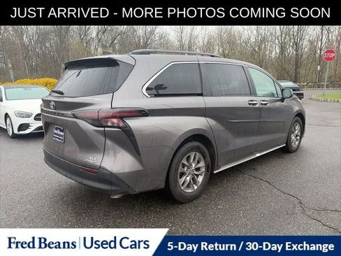 Used 2023 Toyota Sienna XLE image 7
