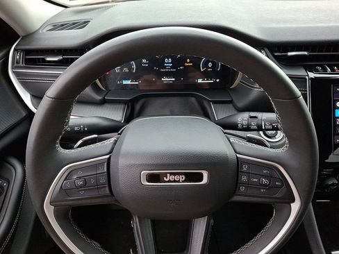 Used 2023 Jeep Grand Cherokee Laredo w/ Luxury Tech Group I AWD/4WD image 18