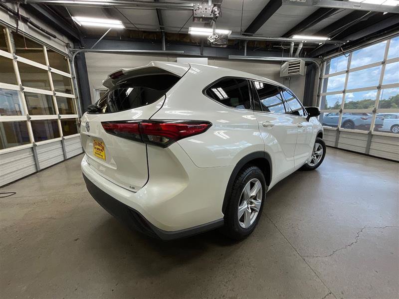 Used 2021 Toyota Highlander LE FWD image 5
