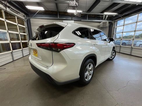 Used 2021 Toyota Highlander LE FWD image 5