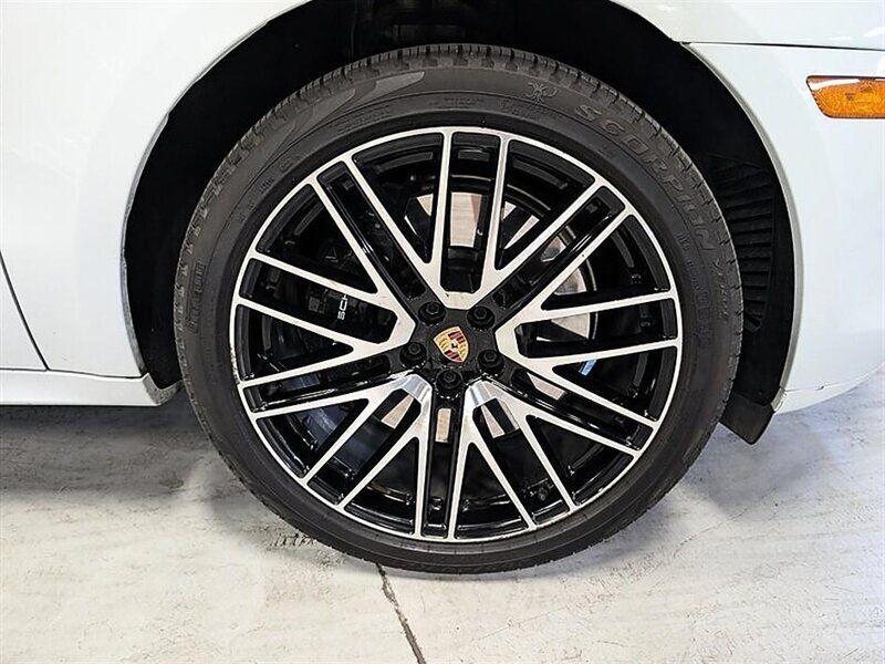 Used 2024 Porsche Macan GTS w/ Sport Chrono Package AWD/4WD image 12