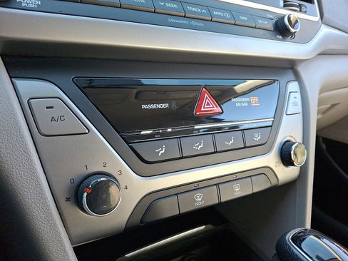 Used 2017 Hyundai Elantra SE image 15
