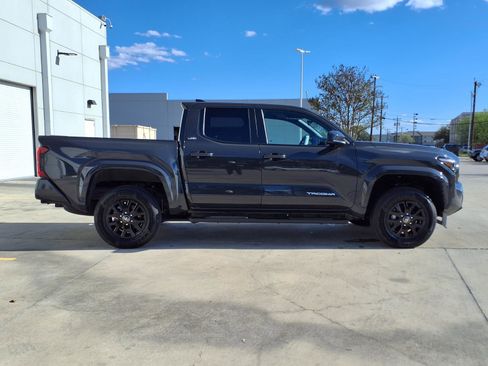 Used 2025 Toyota Tacoma SR5 w/ SR5 Upgrade Package image 4