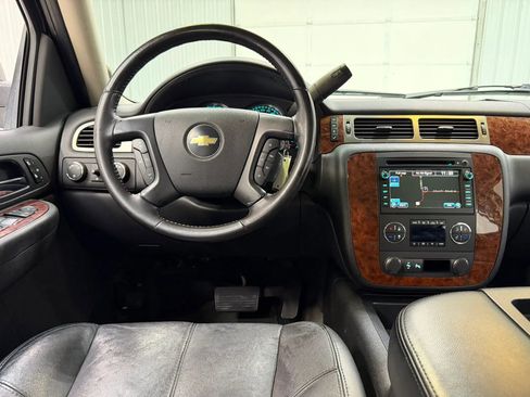 Used 2007 Chevrolet Suburban 2500 LT w/ LT Preferred Equipment Group AWD/4WD image 21