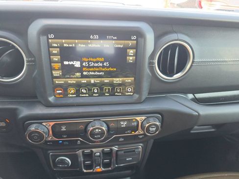 Used 2022 Jeep Wrangler Unlimited Sahara AWD/4WD image 6