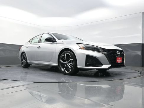 Used 2024 Nissan Altima 2.5 SR FWD image 31