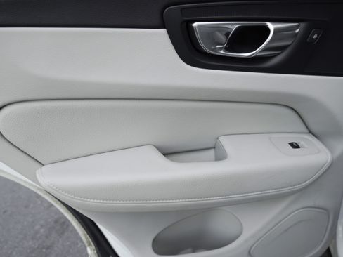 Used 2020 Volvo XC60 T5 Momentum w/ Protection Package FWD image 32