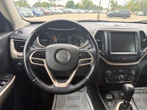 Used 2017 Jeep Cherokee Latitude w/ Cold Weather Group AWD/4WD image 23