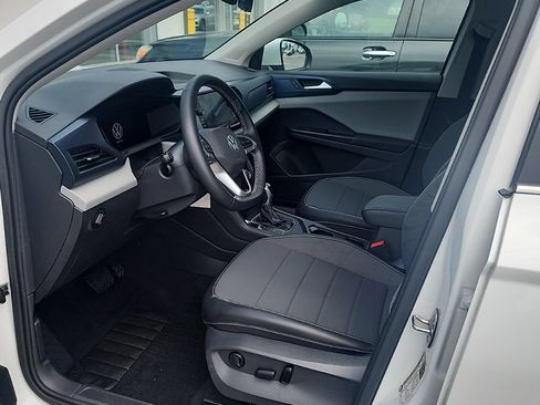 Used 2023 Volkswagen Taos SE w/ Panoramic Sunroof Package FWD image 8