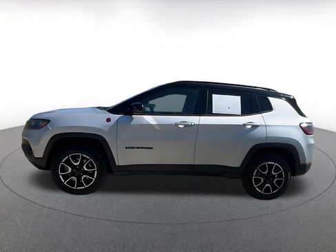 Used 2025 Jeep Compass Trailhawk AWD/4WD image 9