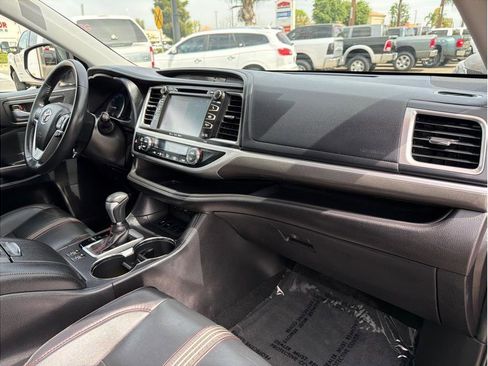 Used 2019 Toyota Highlander SE image 14