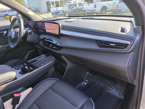 Used 2025 Buick Enclave Avenir w/ Super Cruise Package AWD/4WD image 33