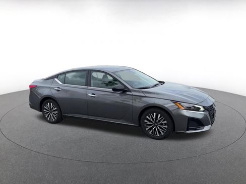 Used 2025 Nissan Altima 2.5 SV image 2