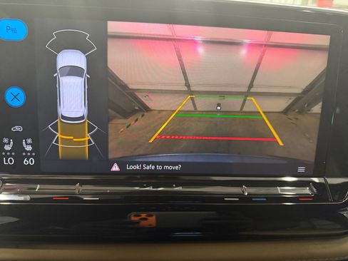 Used 2024 Volkswagen Atlas Cross Sport SE image 16