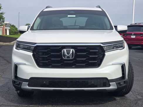 Used 2025 Honda Pilot Touring image 3