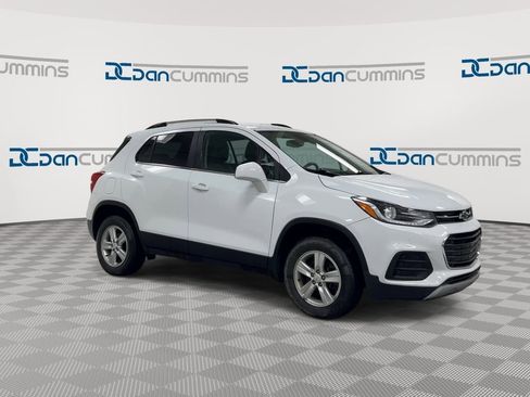 Used 2020 Chevrolet Trax LT w/ LT Convenience Package AWD/4WD image 2