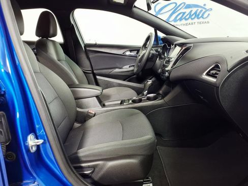 Used 2017 Chevrolet Cruze LT w/ Convenience Package FWD image 12