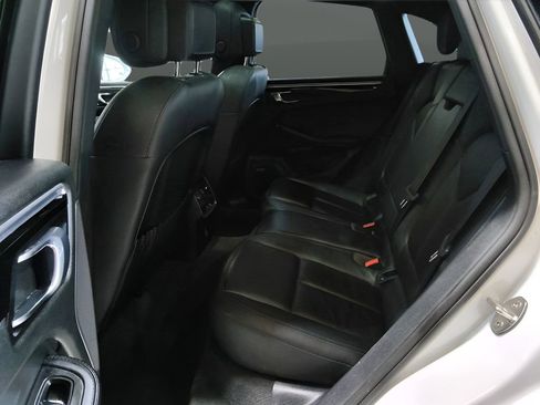 Used 2018 Porsche Macan w/ Premium Package image 20