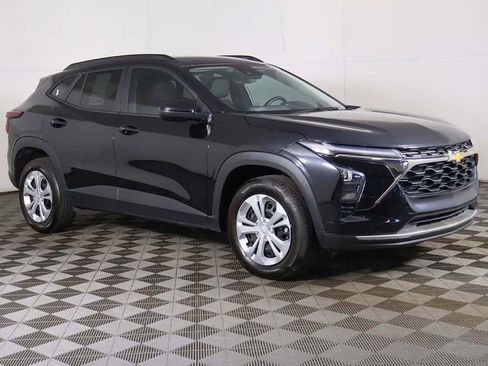 Used 2025 Chevrolet Trax LT w/ Driver Confidence Package FWD image 45