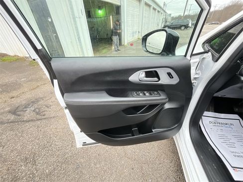 Used 2024 Chrysler Pacifica Touring-L w/ S Appearance Package image 13