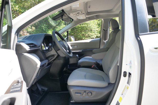 Used 2024 Toyota Sienna XLE w/ XLE Plus Package FWD image 33