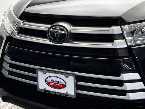 Used 2019 Toyota Highlander XLE w/ Protection Package #3 AWD/4WD image 2