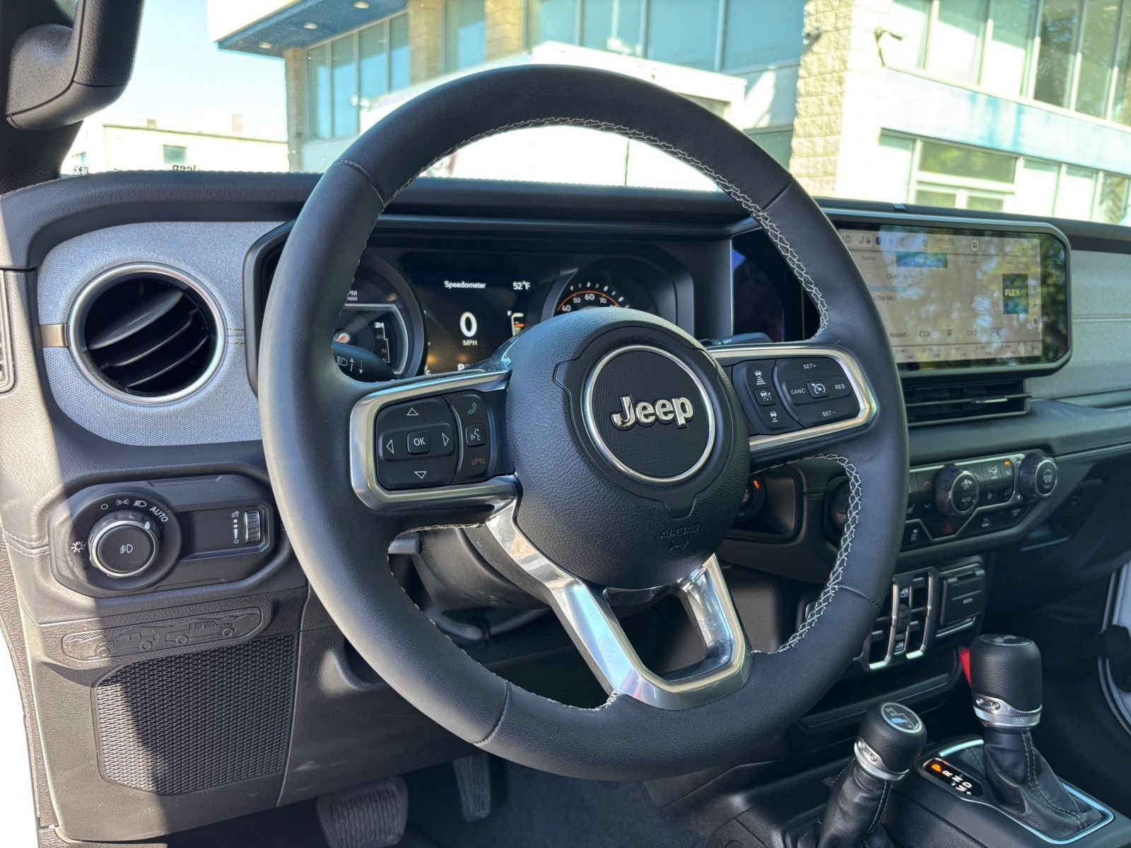 Used 2025 Jeep Wrangler Unlimited Sahara AWD/4WD image 33