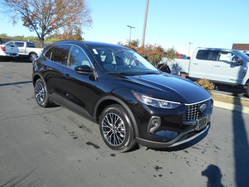 Used 2025 Ford Escape SE w/ PHEV Premium Package image 2