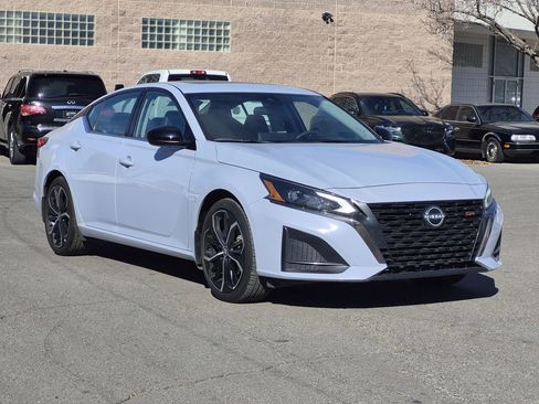 Used 2024 Nissan Altima 2.5 SR w/ SR Premium Package image 2