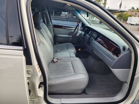 Used 2004 Lincoln Town Car Signature RWD image 12