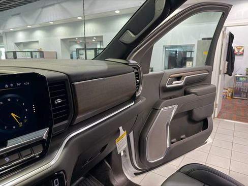 Used 2025 Chevrolet Silverado 2500 High Country w/ Technology Package AWD/4WD image 25