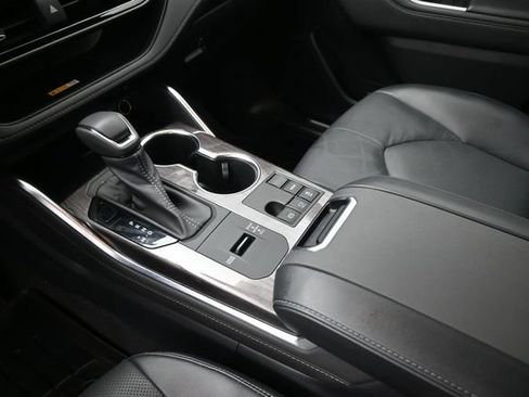 Used 2023 Toyota Highlander Limited FWD image 9