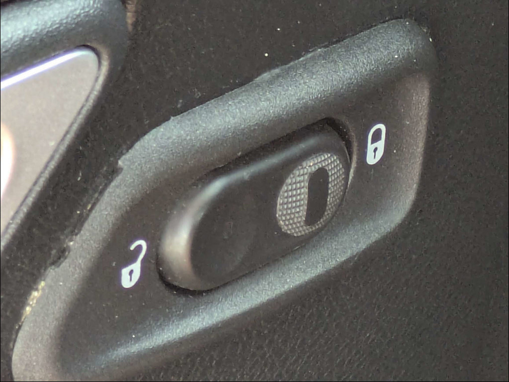Used 2018 Jeep Wrangler Unlimited Sahara AWD/4WD image 24
