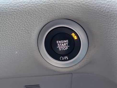 Used 2022 Chrysler Pacifica Touring-L FWD image 23