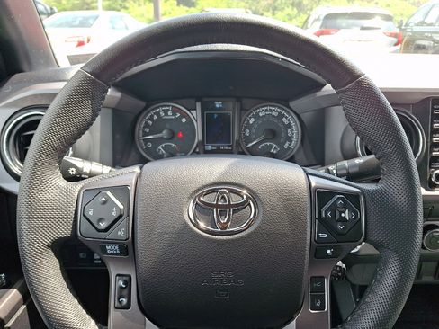 Used 2022 Toyota Tacoma TRD Off-Road AWD/4WD image 18