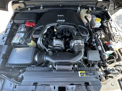 Used 2018 Jeep Wrangler Unlimited Sahara AWD/4WD image 13